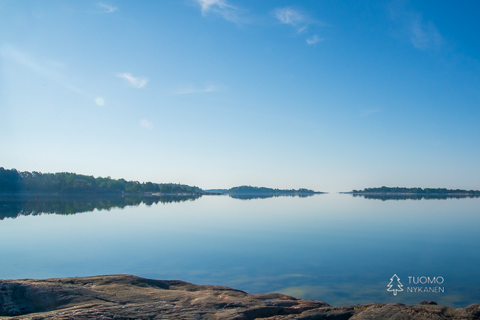 Meren rannalla on levollista kesäpäivänä.