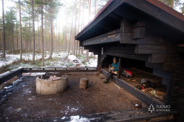 Hannuksenlammen laavu Hailuodossa sopii pienen retken kohteeksi vuoden ympäri.