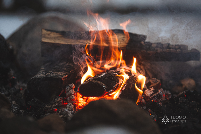 Nuotiohetken rentouttava voima.