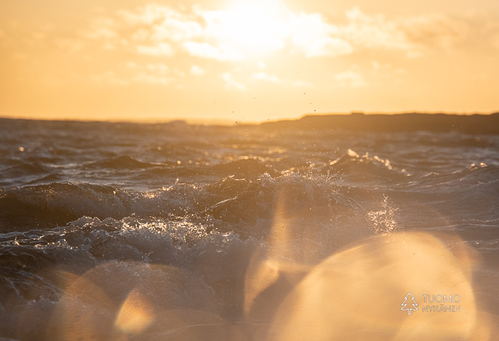 Aaltojen tyrskyt ovat rannikon parasta antia.