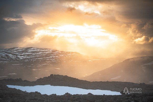Keskiyön auringon voima voittaa vallitsevan sumun.