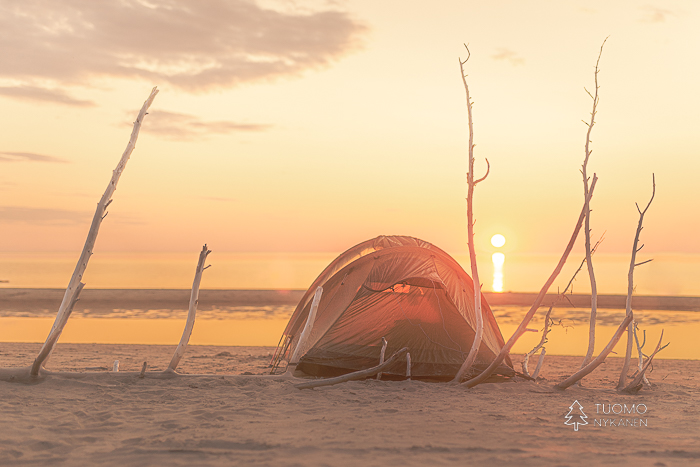 Hiekkarantaiselta saarelta löytyy teltalle tilaa enemmän kuin hyvin.