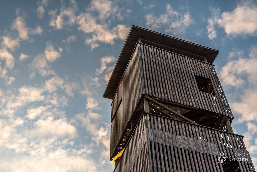 22 metriä Lauhanvuoren päälle kohoavasta tornista näkee kauas lakeudelle.