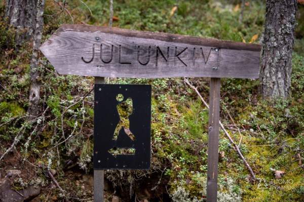 Tien reunassa on pieni viitta Julunkivelle.