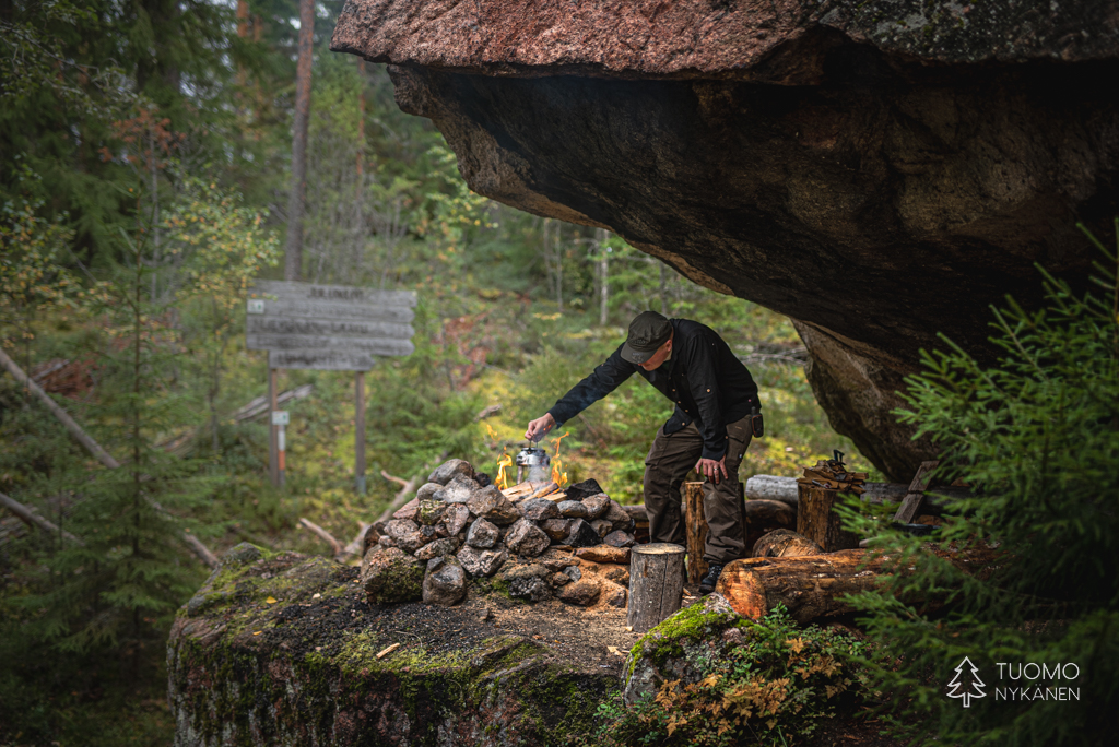 Julunkiven on kiven koloon rakennettu laavu.