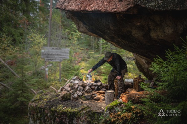 Julunkiven on kiven koloon rakennettu laavu.