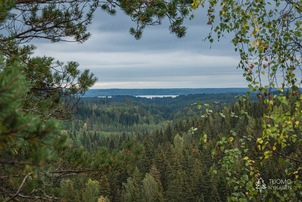 Pöröpeikon polku nousee ylös näyttävien maisemien äärelle.