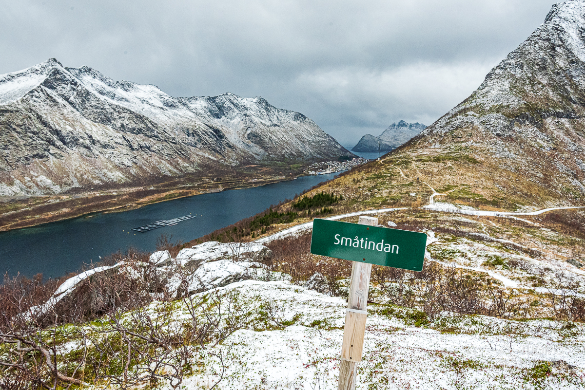 Småtindanilta näkee Gryllefjordin kylän.