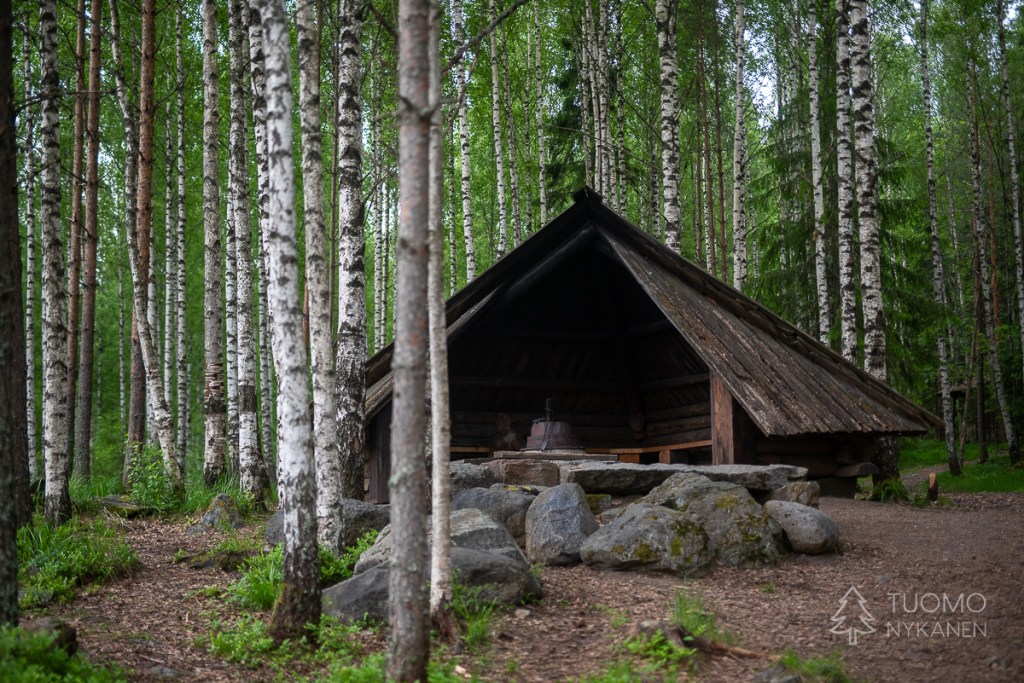 Idänpäänkalliolla on suuri laavu, wc ja katos.