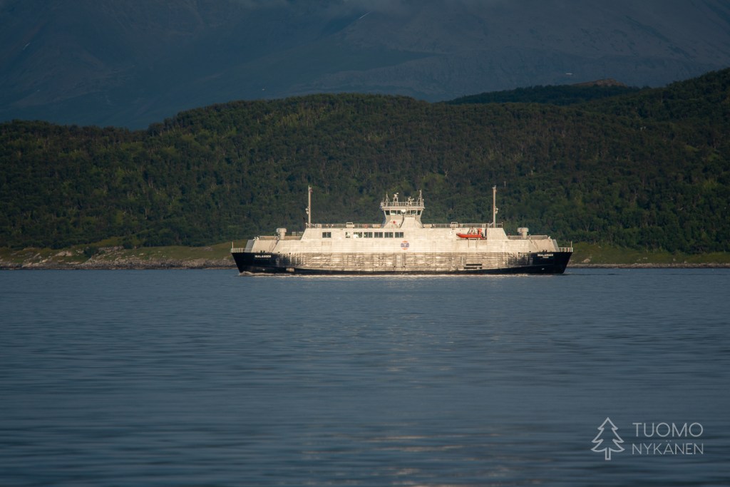 Kaksikeulainen autolautta kuljettaa Vannöyan saarelle.