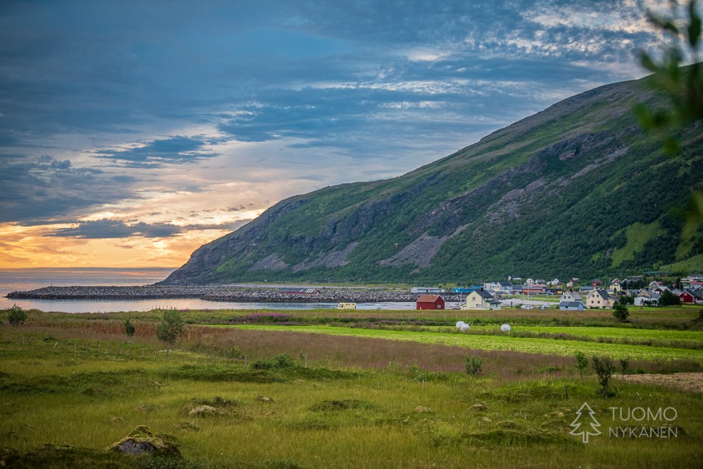 Årviksand on pieni kylä hiekkarannan kupeessa.